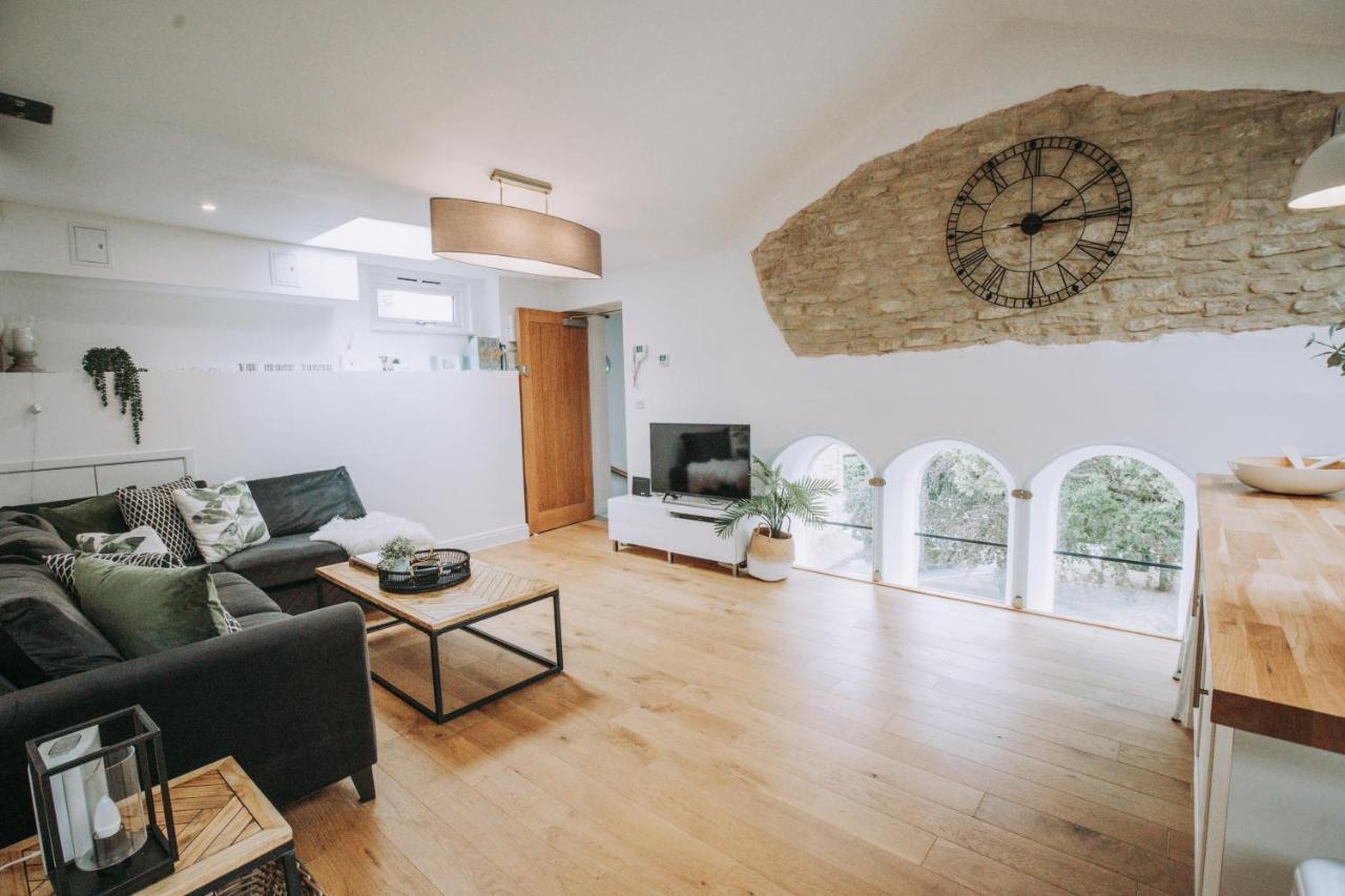 The Clock Tower Stow Apartment Bagian luar foto